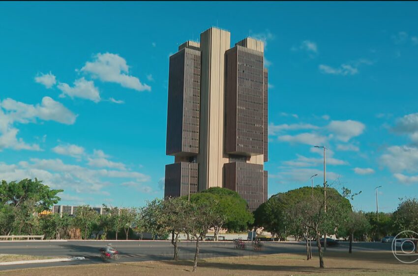  Divergência Monetária: Copom reduz Selic enquanto Federal Reserve mantém juros nos EUA