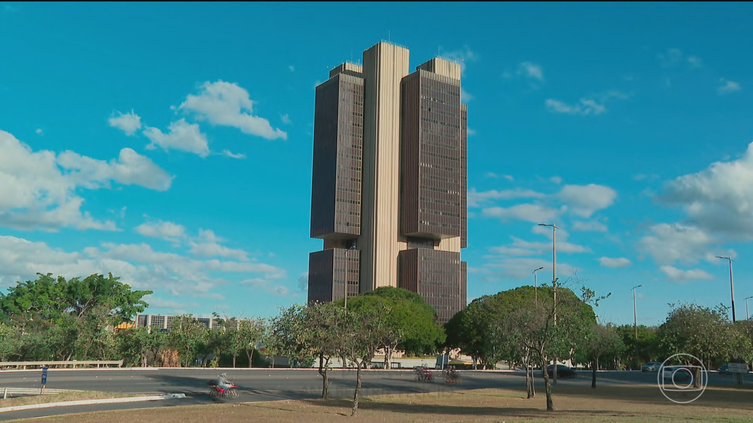 Divergência Monetária: Copom reduz Selic enquanto Federal Reserve mantém juros nos EUA