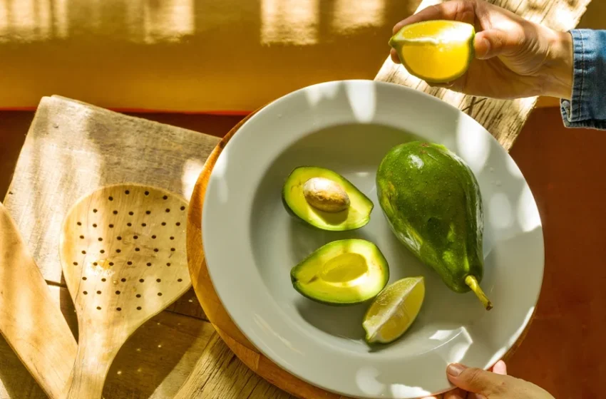 Aprenda a fazer o chá de caroço de abacate com limão e conheça seus benefícios
