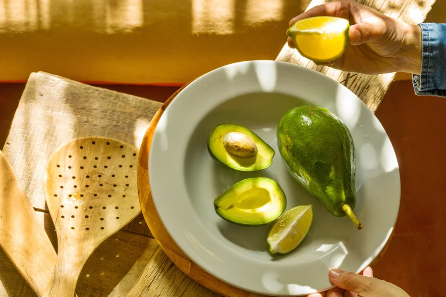 Aprenda a fazer o chá de caroço de abacate com limão e conheça seus benefícios