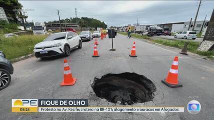 Buraco gigante na BR-101 em Jaboatão provoca interdição total e quilômetros de congestionamento