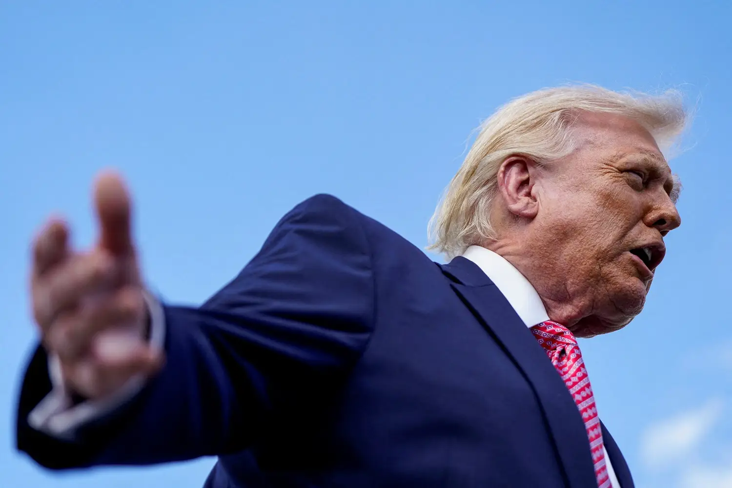 Donald Trump minimiza poderio militar do Irã e sugere rendição de Teerã