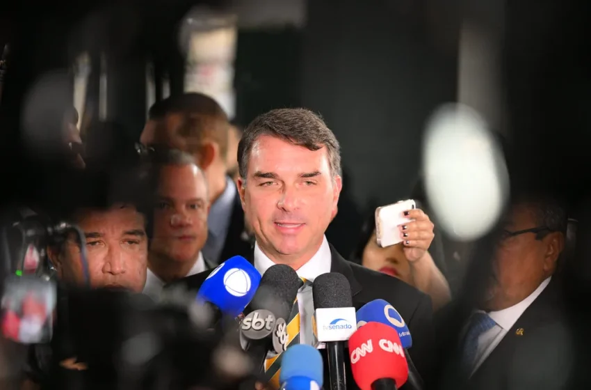 Flávio Bolsonaro cita possibilidade de governo de oito anos e gera contradição sobre reeleição