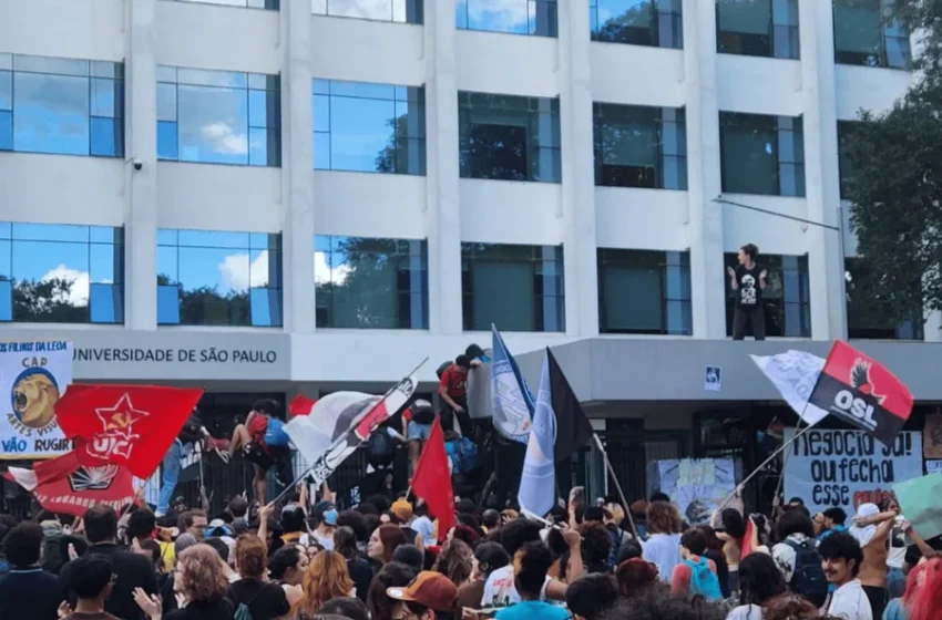 Prédio da Reitoria da USP é ocupado por alunos após interrupção de negociações sobre auxílios