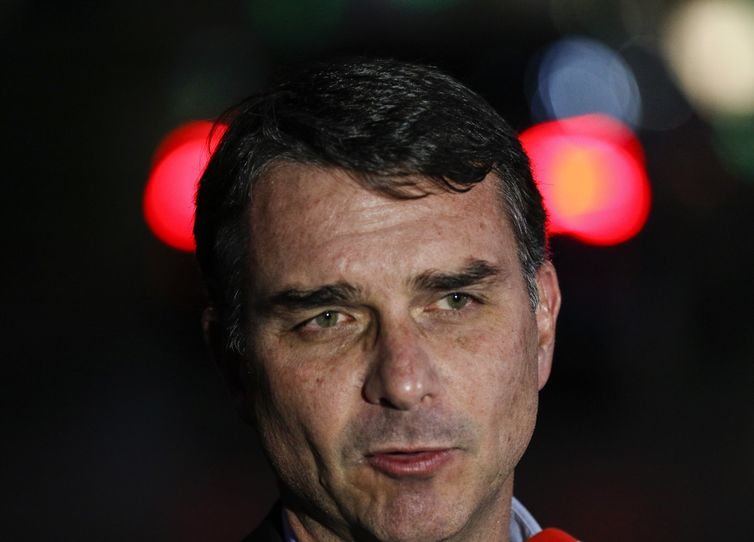 Flávio Bolsonaro confirma articulação de R$ 134 milhões com banqueiro para filme biográfico