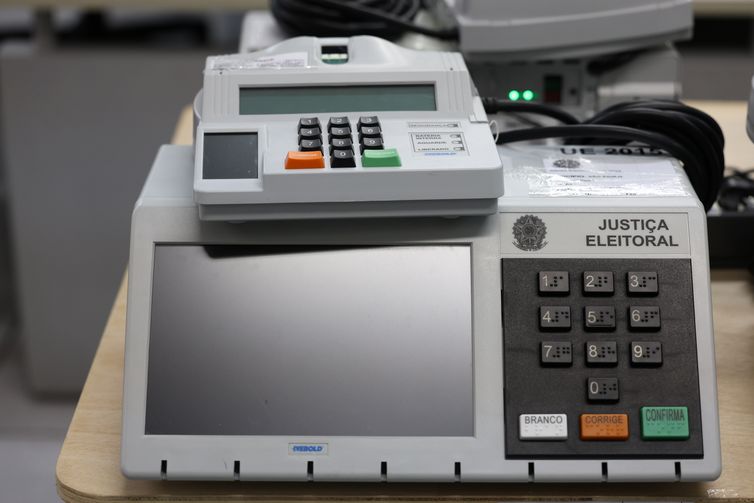 Urnas eletrônicas são o principal alvo de desinformação em ciclos eleitorais, indica estudo
