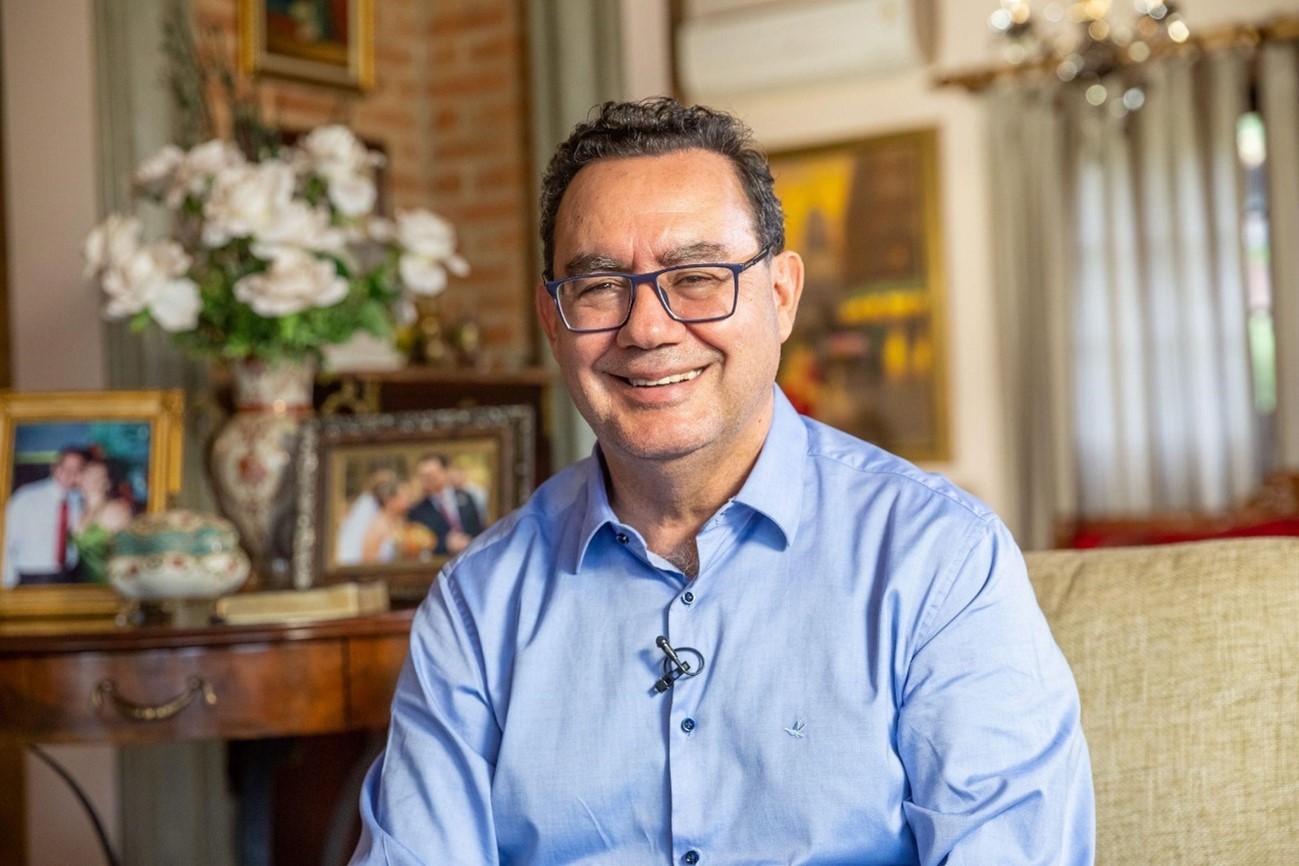 Augusto Cury defende investigação judicial sobre relação entre família Bolsonaro e Daniel Vorcaro