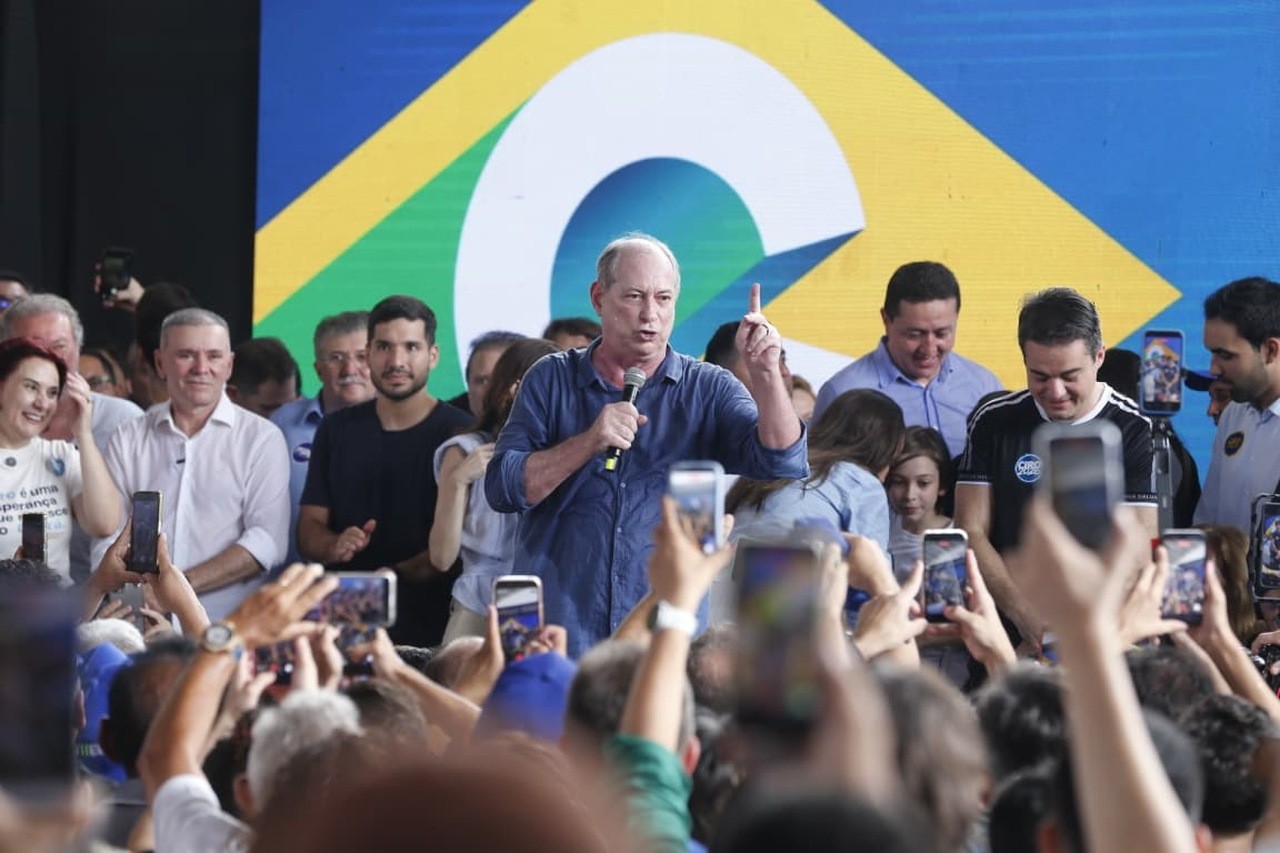 Ciro Gomes oficializa pré-candidatura ao Governo do Ceará e propõe Roberto Cláudio como vice