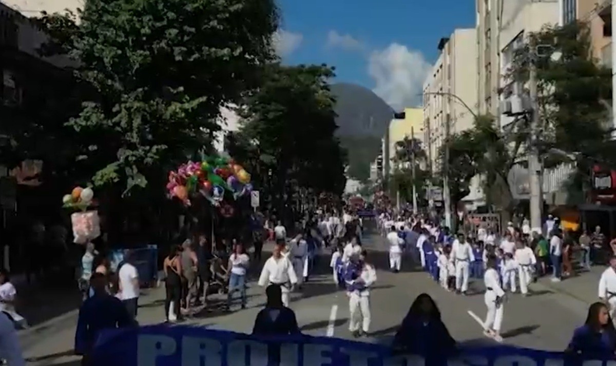 Desfile cívico-militar marca comemorações dos 208 anos de Nova Friburgo