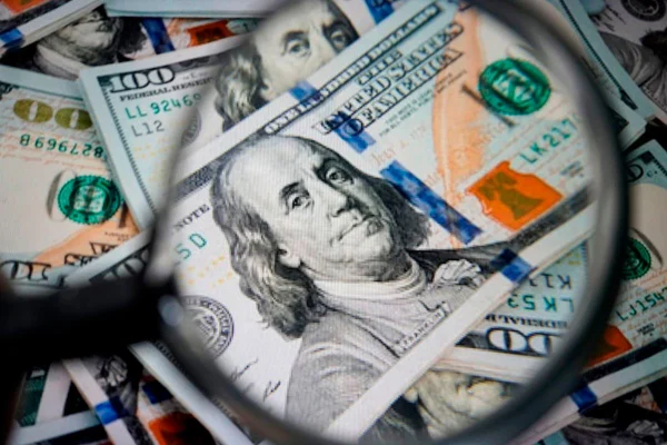 Dólar sobe para R$ 5,06 e Ibovespa recua em meio a tensões geopolíticas no Oriente Médio