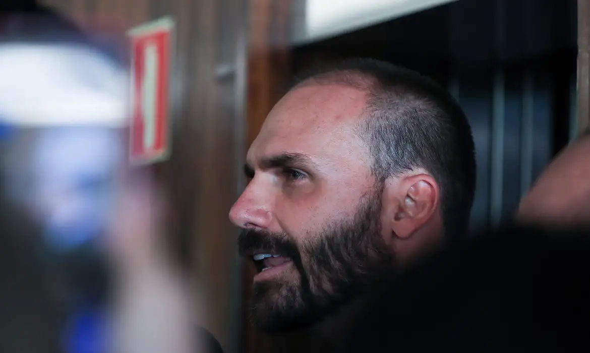 Eduardo Bolsonaro admite envio de US$ 50 mil para filme sobre o pai após novos documentos