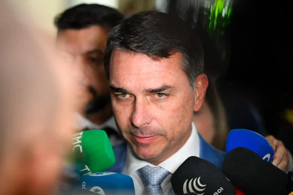 Flávio Bolsonaro descarta aliança eleitoral com Romeu Zema após troca de críticas