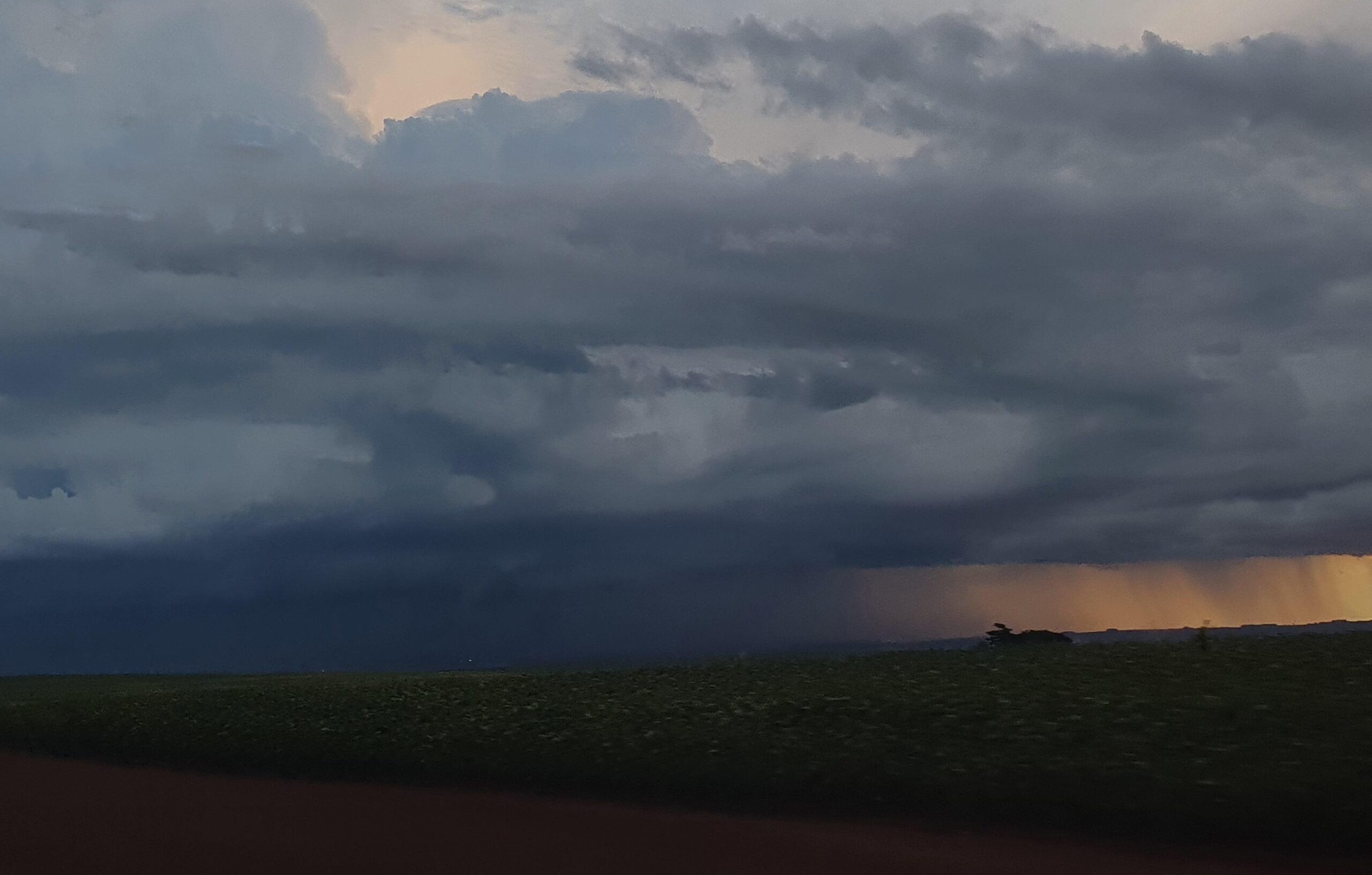 Inmet emite alerta de tempestades e ventos de 100 km/h para 310 cidades do Paraná