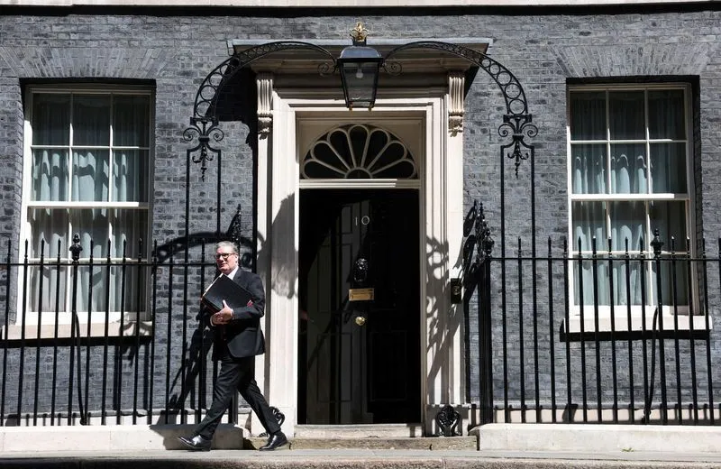 Instabilidade política gera dúvidas sobre governabilidade do Reino Unido sob Keir Starmer