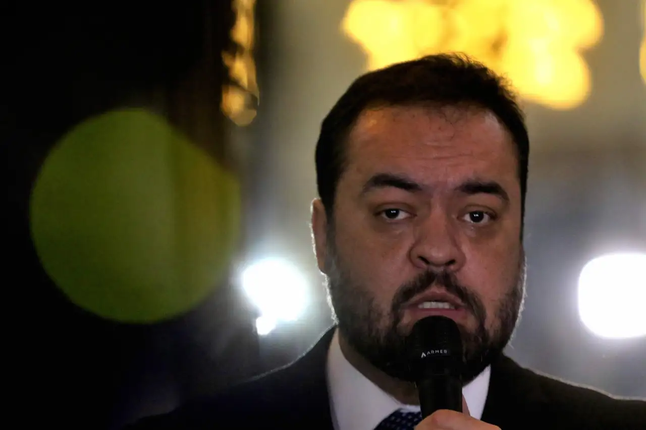 Polícia Federal investiga Cláudio Castro por favorecimento à Refit na Operação Sem Refino