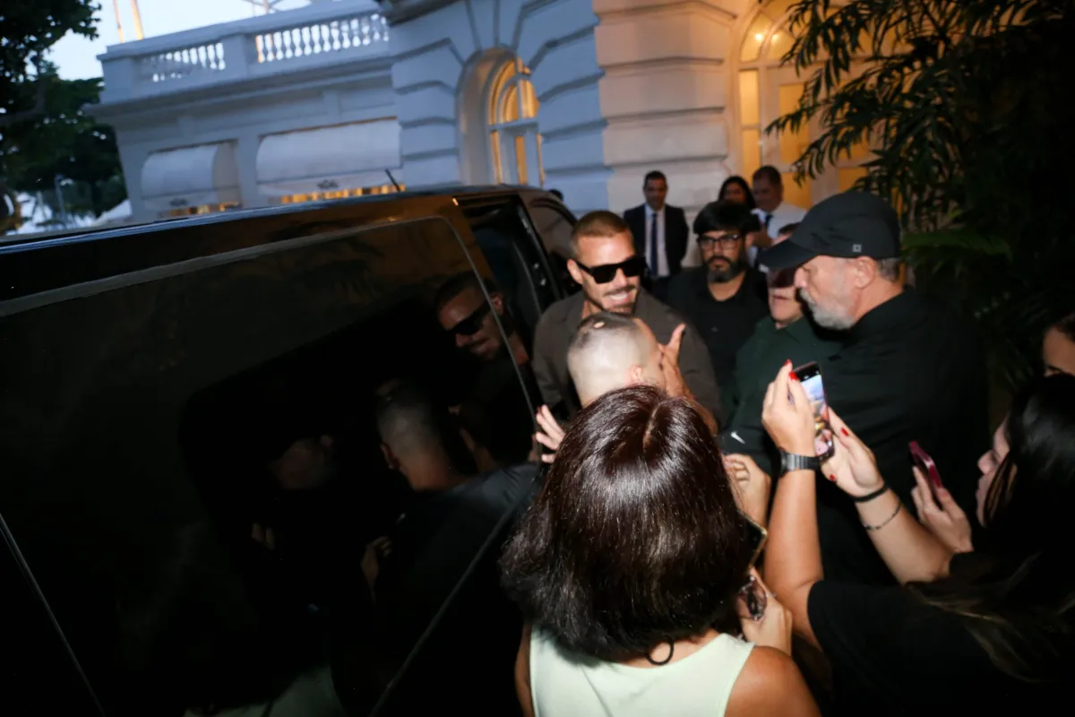 Ricky Martin é visto no Rio de Janeiro e interage com fãs em saída de hotel