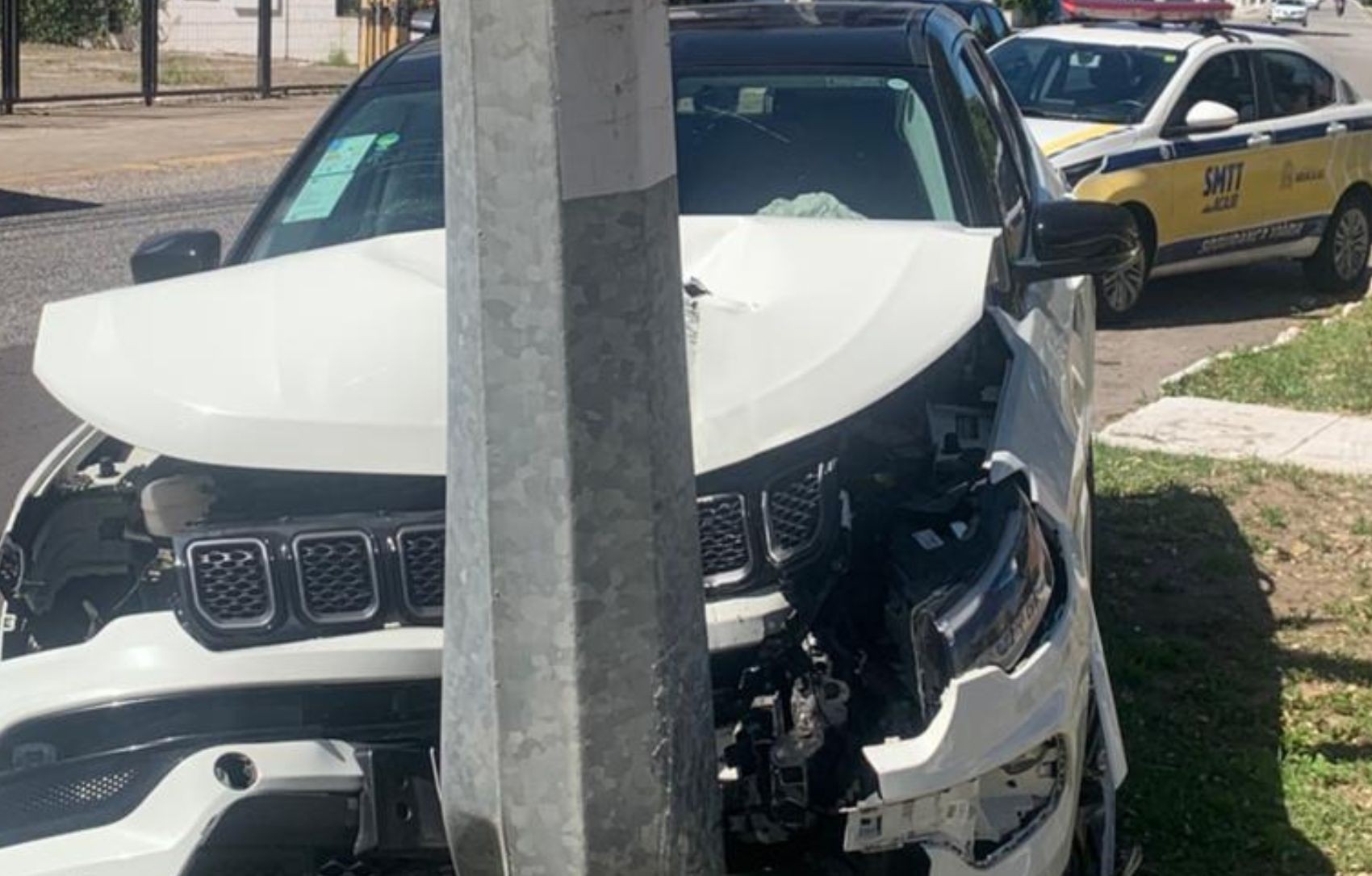 Acidente na Coroa do Meio deixa motorista ferida após colisão com poste em Aracaju