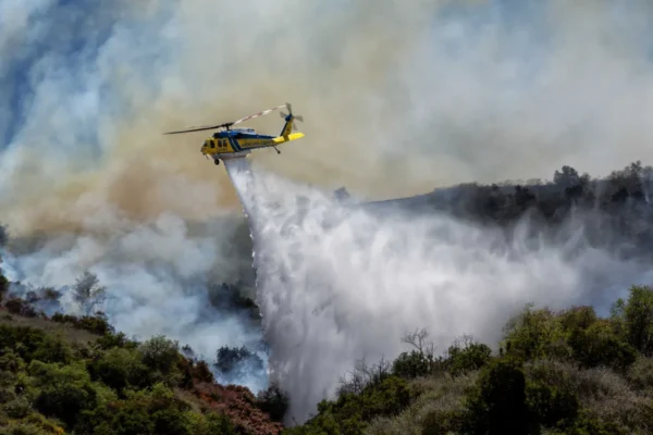 Avanço do incêndio Sandy na Califórnia gera ordens de evacuação para 33 mil