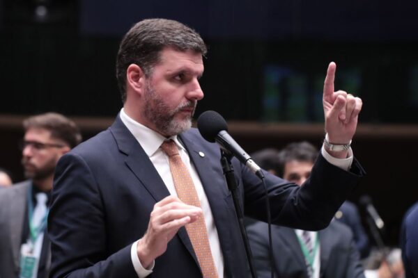 Bancada ruralista define encontros com presidenciáveis de direita após convenções de 2026