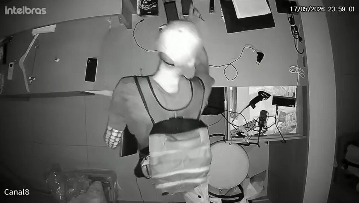 Câmeras flagram criminoso arrombando loja com chave de fenda em São Pedro da Aldeia