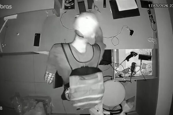 Câmeras flagram criminoso arrombando loja com chave de fenda em São Pedro da Aldeia
