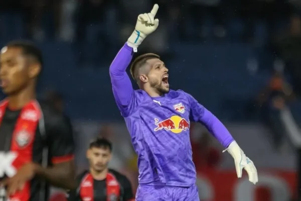 Com gol de Tiago Volpi, Red Bull Bragantino bate Vitória e sobe para o G-6 do Brasileirão