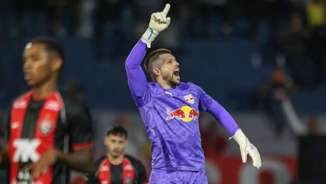 Com gol de Tiago Volpi, Red Bull Bragantino bate Vitória e sobe para o G-6 do Brasileirão
