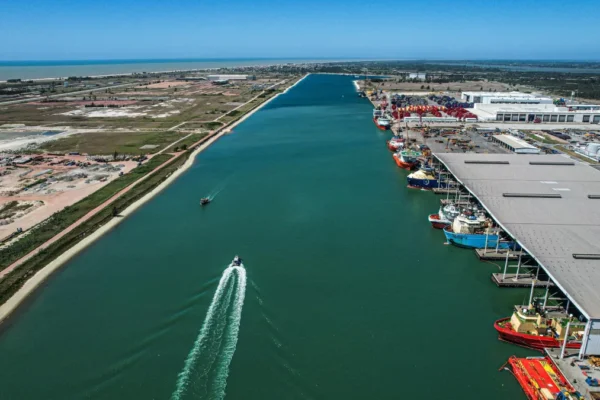 Crise geopolítica eleva em 25% a movimentação de petróleo no Porto do Açu