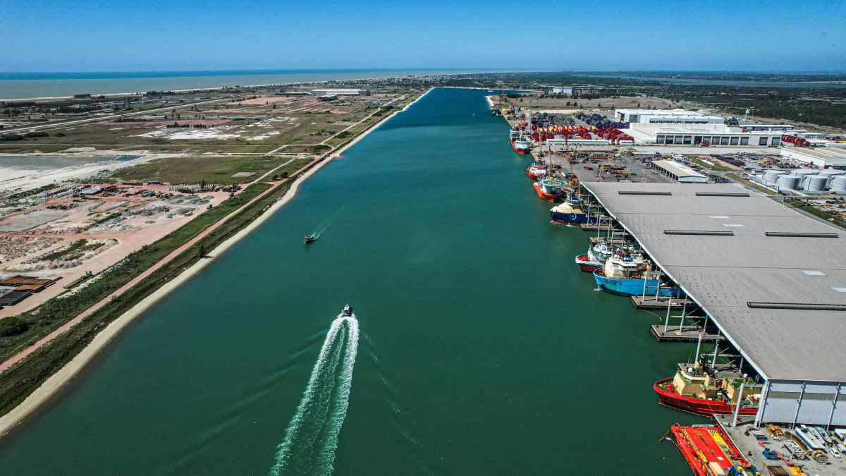 Crise geopolítica eleva em 25% a movimentação de petróleo no Porto do Açu