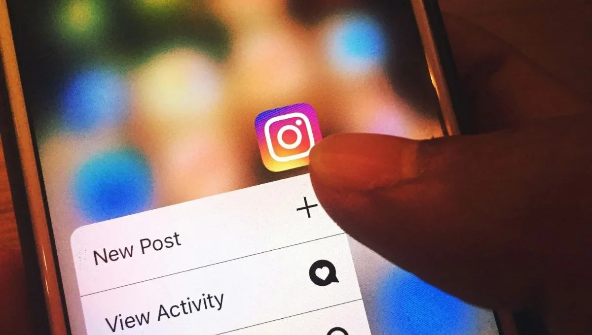 Evolução da Mídia: O Trajeto do Poder da Imprensa de Gutenberg aos Algoritmos de Zuckerberg