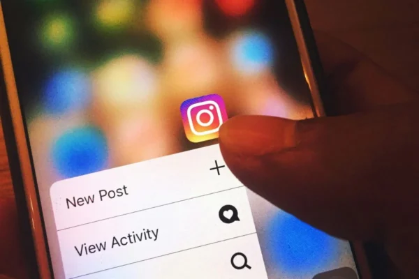 Evolução da Mídia: O Trajeto do Poder da Imprensa de Gutenberg aos Algoritmos de Zuckerberg