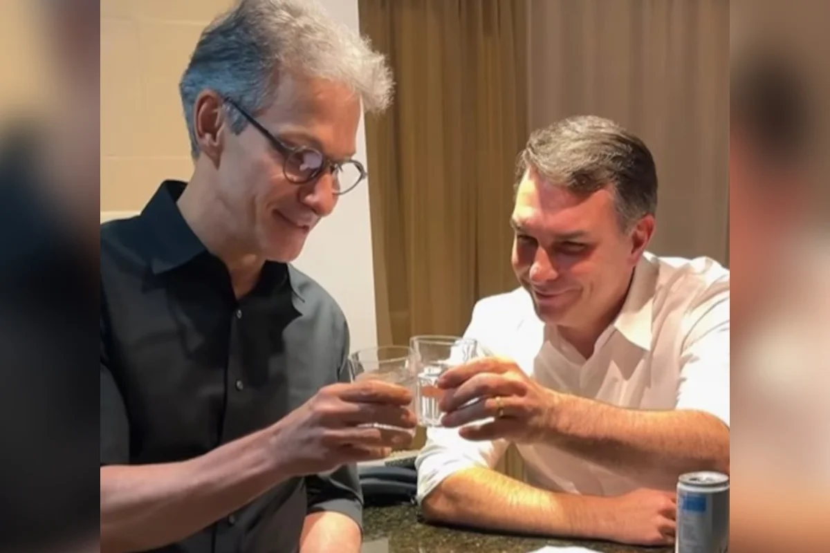 Flávio Bolsonaro tenta conter crise após ser chamado de "imperdoável" por Romeu Zema
