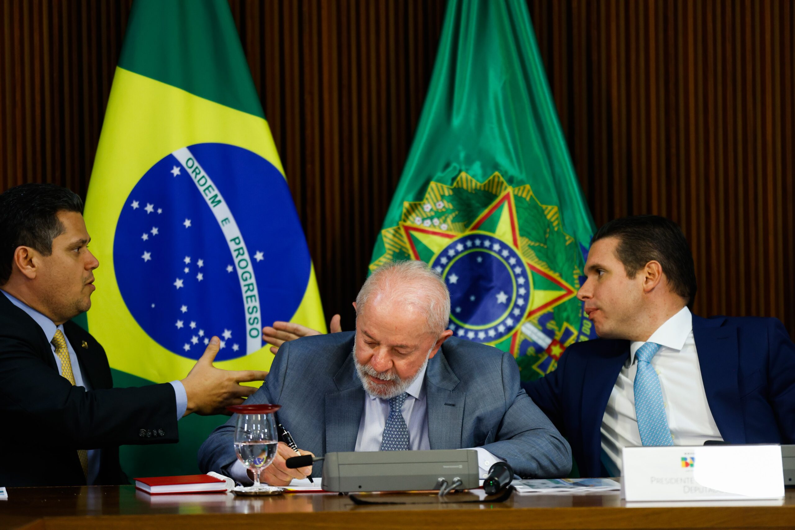 Governo Lula suspende imposto de 20% sobre compras internacionais após derrotas no Legislativo