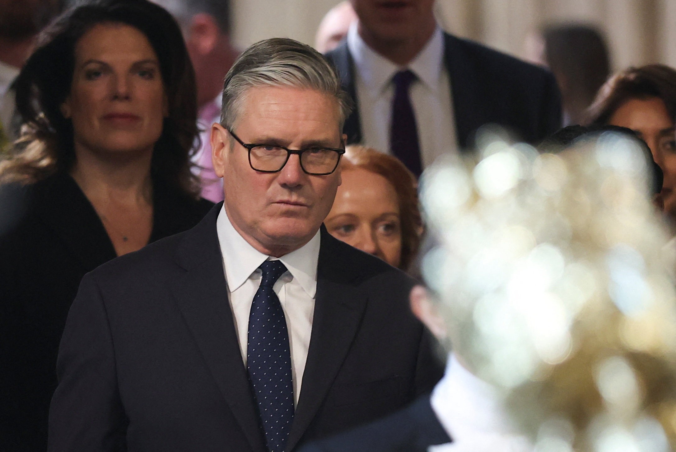 Keir Starmer descarta renúncia e reafirma permanência no comando do Reino Unido