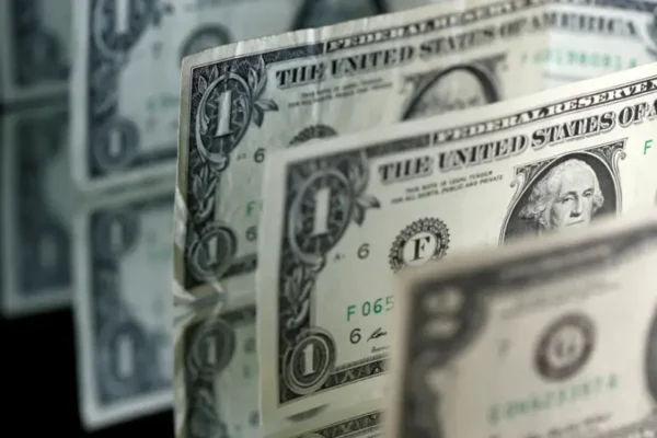 Moeda americana fecha abaixo de R$ 5,00 após Trump adiar ação militar contra o Irã