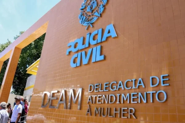 Polícia Civil busca dois foragidos por estupro coletivo de adolescente no Rio