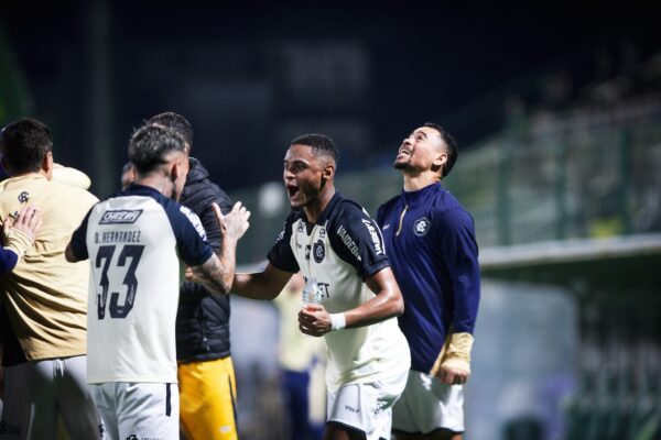 Remo vence Chapecoense de virada e mantém sequência positiva antes da parada para a Copa