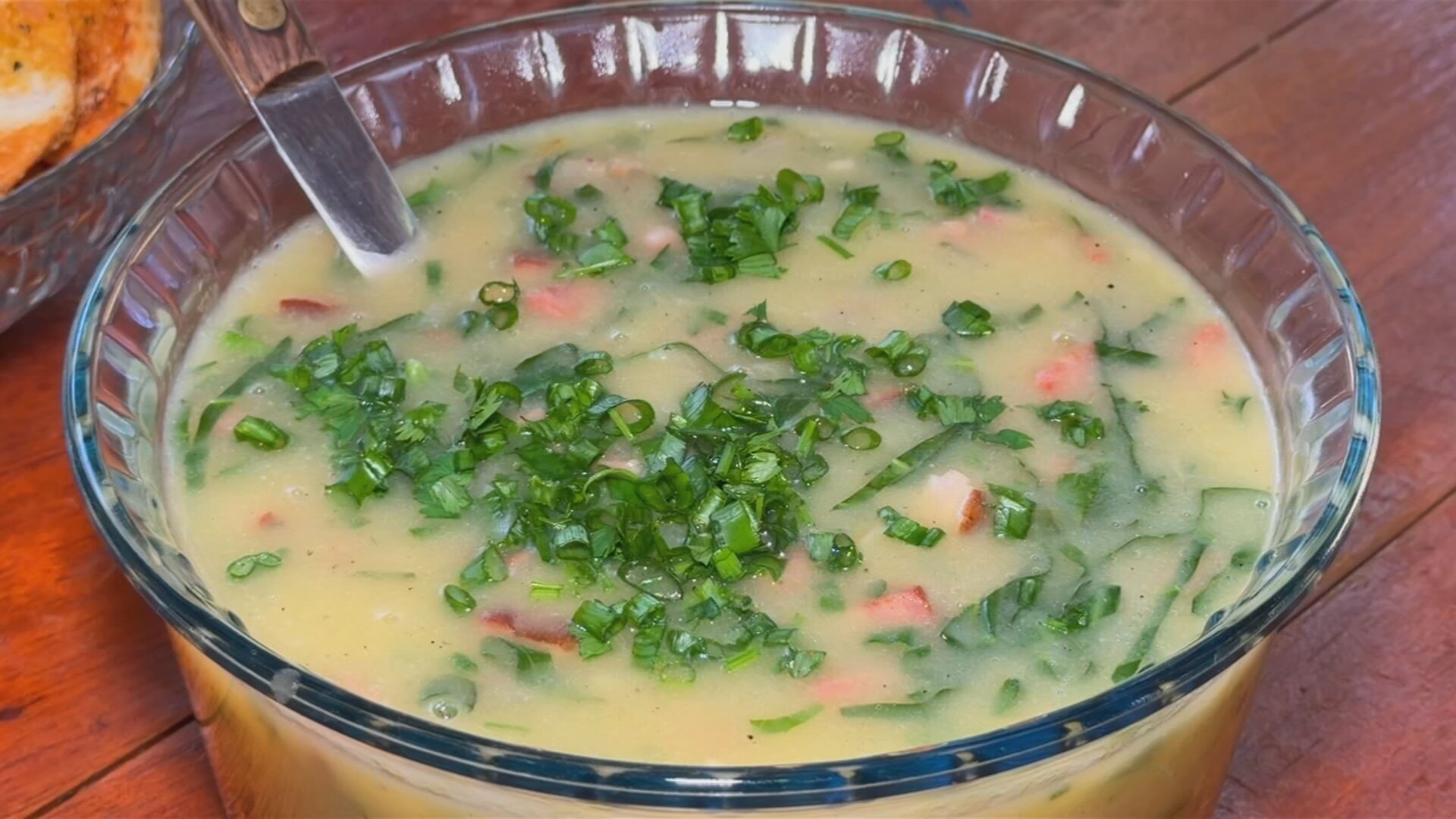 Saiba como preparar o caldo de mandioca com bacon e calabresa do Nosso Campo
