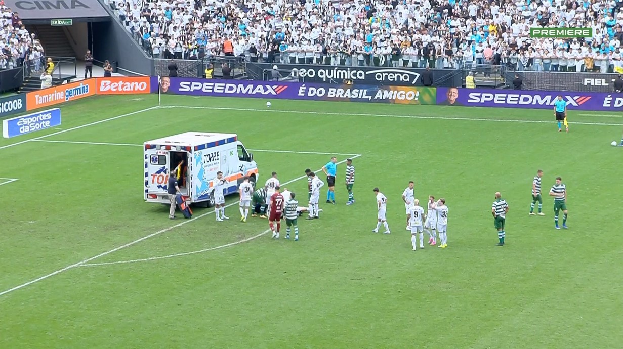 Zagueiro Luan Peres deixa jogo do Santos em ambulância após bolada no rosto