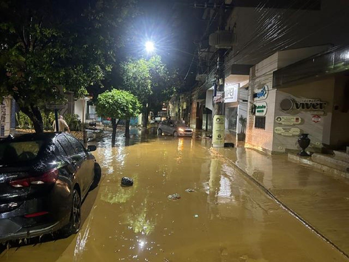 Chuva intensa em Muriaé alaga bairros e deixa família desalojada