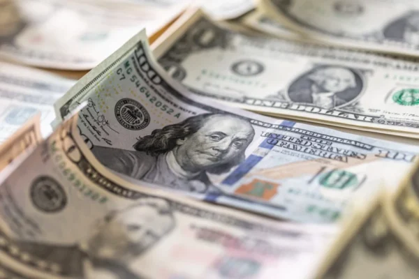 Cotação do dólar avança impulsionada por cenário eleitoral e tensões externas