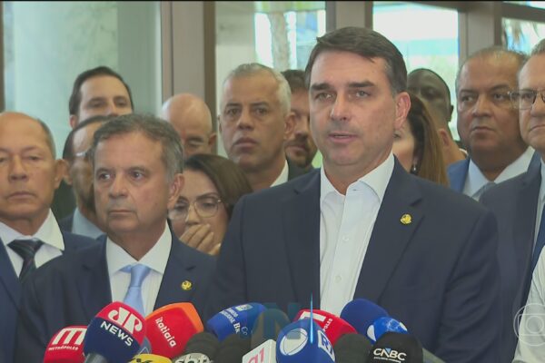 Crise de imagem de Flávio Bolsonaro preocupa aliados e ameaça viabilidade eleitoral