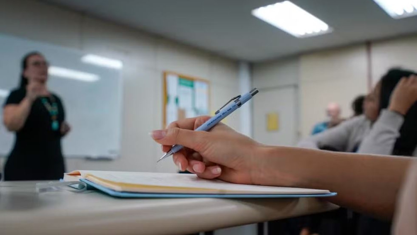 Deputados aprovam novo piso nacional de professores de R$ 5.130 para 2026