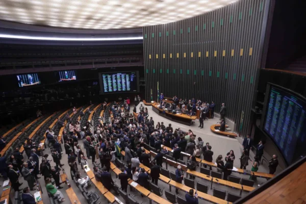 Eleições provocam queda na atividade parlamentar a partir de maio, aponta levantamento