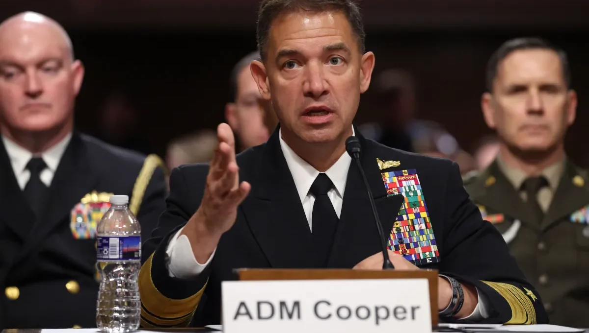 Estratégia militar dos EUA no Irã gera debate entre almirante Brad Cooper e deputado Seth Moulton