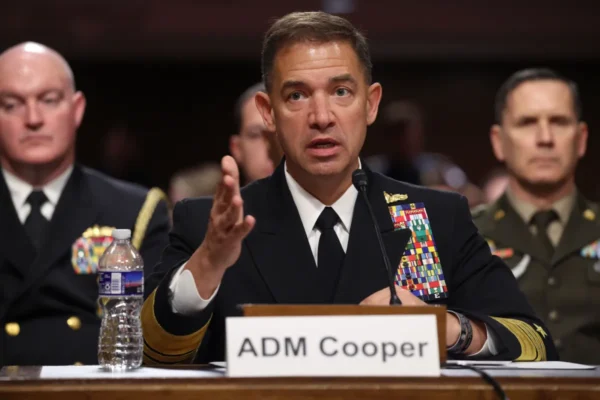Estratégia militar dos EUA no Irã gera debate entre almirante Brad Cooper e deputado Seth Moulton