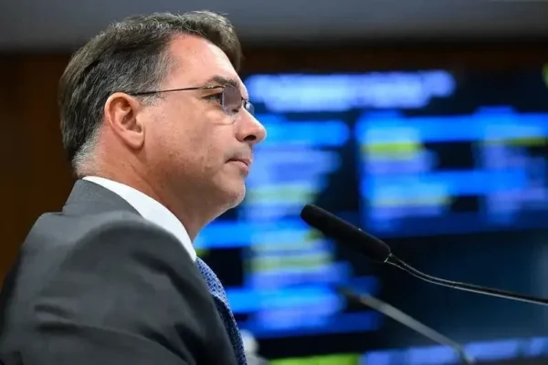 Flávio Bolsonaro admite reunião com Daniel Vorcaro para encerrar projeto de filme