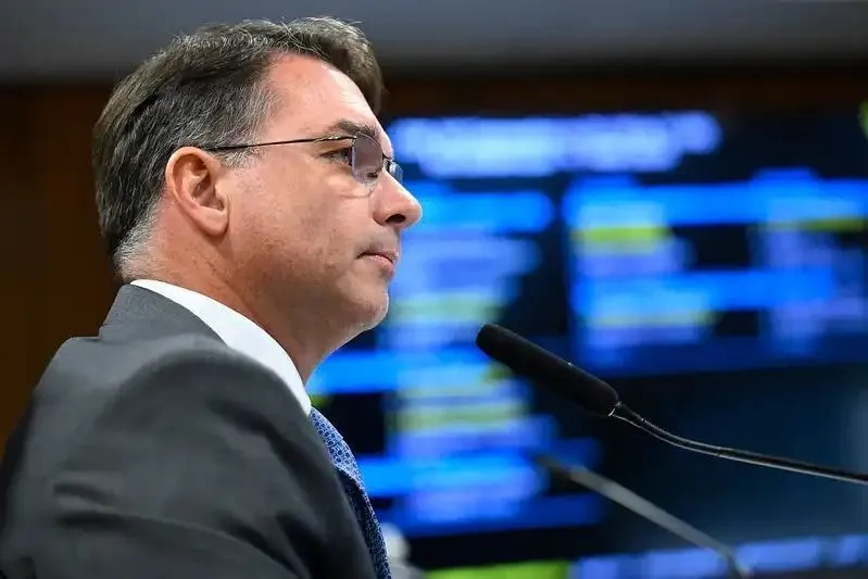 Flávio Bolsonaro admite reunião com Daniel Vorcaro para encerrar projeto de filme