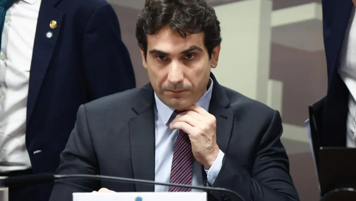 Galípolo afirma que resiliência econômica e baixo desemprego mantêm pressão sobre juros