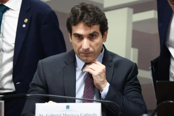 Galípolo afirma que resiliência econômica e baixo desemprego mantêm pressão sobre juros